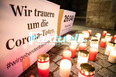 Trauer um Coronatote - Gedenkstätte mit Kerzen in Stuttgart
