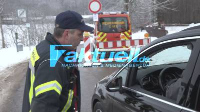 Schnee-Ausflug am Neujahrstag: Menschen zieht es auf die Schwäbische Alb zum Wintersport und Schlittenfahren: Polizei patrolliert, Feuerwehr regelt Parkplatzsituation - mit O-Tönen von Touris und Feuerwehr