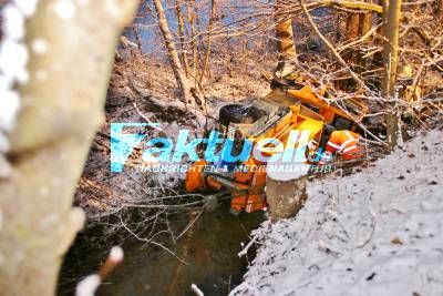 Streufahrzeug in Bach gestürzt - Öl läuft aus - Feuerwehr vor Ort