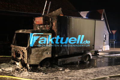 LKW Vollbrand in Ortsmitte, Flammen drohen überzugreifen - Feuerwehr Sersheim im Einsatz