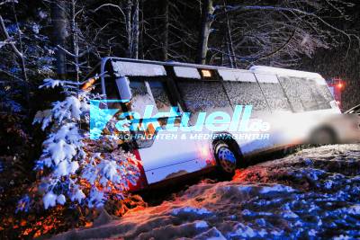 Straßenglätte! Linienbus landet in Graben - Weiterer PKW hinterher - Glätteunfall bei Kaisersbach im Welzheimer Wald