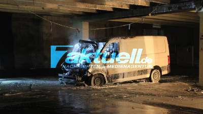 Brandstiftung? Transporter brennt in Tiefgarage von Möbelgeschäft in Reutlingen aus - Feuerwehr im Einsatz