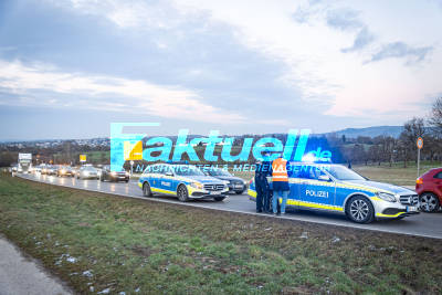 Kollision mit Gegenverkehr fordert zwei Verletzte und sorgt für langen Stau in Nürtingen - Rettungsdienst und Polizei im Einsatz