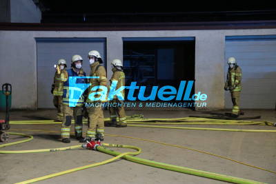 Starke Rauchbildung in Lagerhalle nach Brand - Feuerwehr Heilbronn im Einsatz