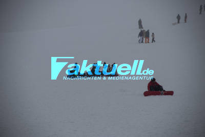 Schnee und Schlitten - Einsatzkräfte am Stocksberg regeln Zugang - Viele aus der Region genießen die Landschaft