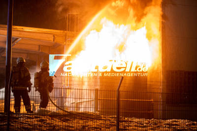 Meterhohe Flammen: Trafohaus brennt massiv an Lagerhalle - Feuerwehr verhindert Großbrand - Gefahr von Lichtbogen