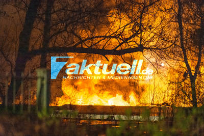 Flammeninferno bei Bosch: Großbrand vernichtet Produktionshalle für Thermotechnik - Feuerwehr bekämpft Meterhohe Flammen
