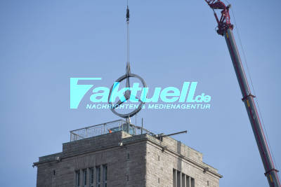 Mercedes-Stern wird vom Hauptbahnhof-Turm gehoben - Bahnhofsturm nun ohne Stuttgarter Wahrzeichen