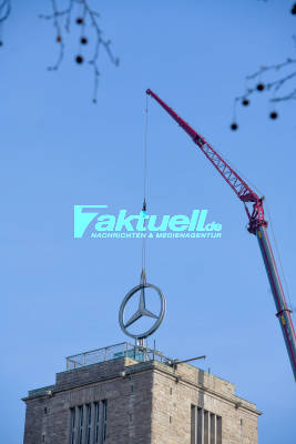 Mercedes-Stern wird vom Hauptbahnhof-Turm gehoben - Bahnhofsturm nun ohne Stuttgarter Wahrzeichen