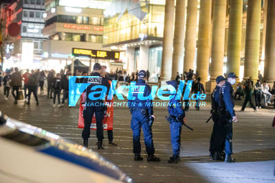 Gelassene Stimmung am Stuttgarter Schlossplatz: Viele Jugendliche am milden Freitagabend unterwegs - Polizei zeigt Präsenz und Kontrolliert