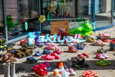 Stiller Protest- Hunderte Kinderschuhe vor den Rathäusern. Protest gegen Maskenpflicht an Grundschulen 