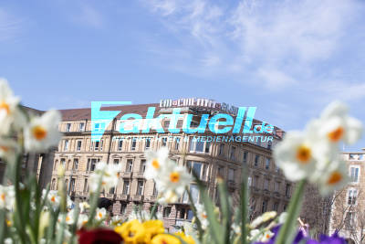 Sommerliche Temperaturen locken Stuttgarter ins Freie - Menschen genießen die Sonne auf dem Schloßplatz