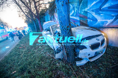 BMW kracht gegen Baum: 4 Verletzte bei schwerem Crash - Motorradfahrer kann noch rechtzeitig bremsen