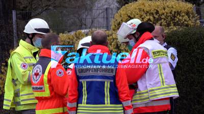 64-jähriger muss aus brennendes Haus springen - Feuerwehr rettet mehrere Personen und Hund bei Brand in Kirchentellinsfurt - hunderttausende Euro Schaden