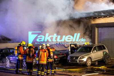 Autowerkstatt in Flammen: Mehrere Fahrzeuge und Maschinen bei Brand zerstört - 500 000 EURO Schaden - Bundesstraße für Löscharbeiten gesperrt