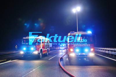 Oliven-LKW in Flammen: Feuerwehr muss brennende Zugmaschine löschen 