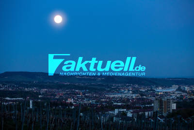 Vollmond über Stuttgart: Blick auf Bad-Cannstatt und Neckarpark