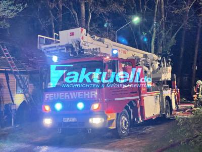 Wusterhausen/Dosse - Anwohner in Angst und Schrecken - OnTape - Anbaubrand  greift auf Holzhaus über - Flammen schlagen meterweit in die Höhe - Feuerwehr im Großeinsatz