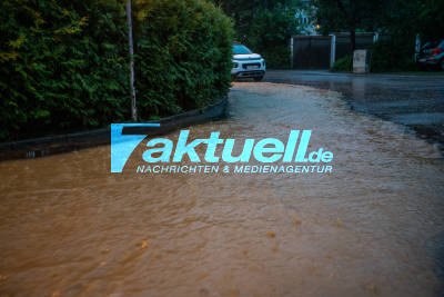 Autos versinken im Starkregen: Reutlingen von Unwetter schwer betroffen - Dutzende Wohnungen überflutet