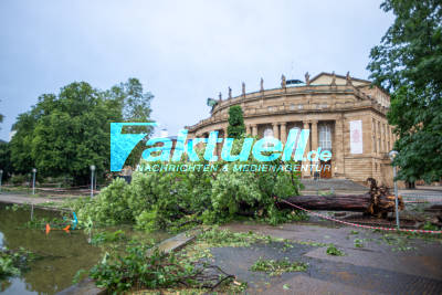 Tagbilder nach dem Unwetter in Stuttgart: Dicke Bäume ausgerissen vor Oper und Hauptbahnhof - Schwere Schäden im Park