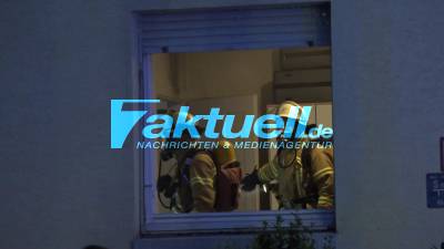Ölkerze setzt Kleidungsstücke in Brand - Bewohnerin mit Brandverletzungen - Feuerwehreinsatz in Esslinger Wohngebäude