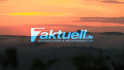 Ahrweiler: Schöner Sonnenaufgang und Monduntergang in den Weinbergen über Bad Neuenahr - Ahrweiler - Brückenabriss Baggerarbeiten am frühen Morgen
