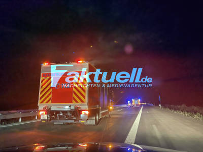 Verletzte Frau nach Unfall auf der A24 bei Neuruppin Süd ins Krankenhaus gebracht - Zwei Ersthelfer sahen den Pkw neben der Autobahn liegen und zögerten nicht lange - Mann versuchte die Frau zu befreien, was jedoch nicht gelang.