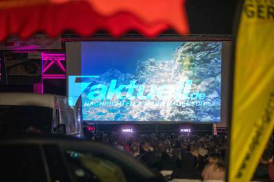 Open-Air Kino mitten auf der Autobahn: Filmabend auf gesperrter A8 mit 500 Zuschauern genießen Roadmovie 