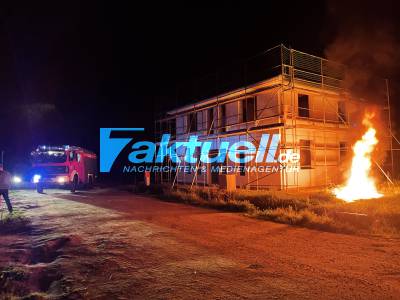 Festnahme am Tatort ON TAPE nach Brandserie in Kyritz: Anwohner versucht mit Gartenschlauch das Wohnmobil zu löschen - Polizeihubschrauber sucht nach weiteren Tätern