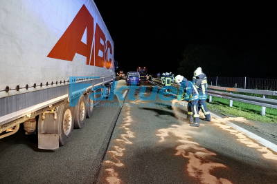 BAB 8: Sattelzug übersieht beim Auffahren auf Autobahn einen VW-Bus - dieser kracht in den LKW - PKW-Fahrer lebensgefährlich verletzt