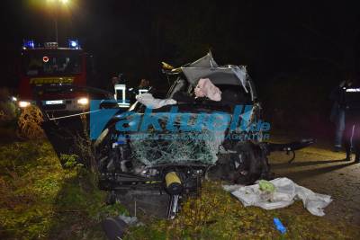 (BB) Horrorunfall mit Zwei Toten Jugendlichen (17 und 15 Jahre) bei Triglitz - Fahrer hatte noch keinen Führerschein - Pkw mit 6 insassen fährt frontal gegen Baum