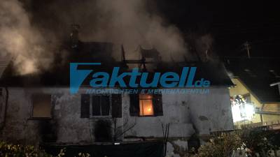 Wohnhausbrand in Benningen - Feuerwehr findet schwer verletzte Person im Haus auf - Erschwerte Brandbekämpfung 
