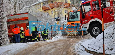 Hurra, der Winter ist da: Und schon muss die Feuerwehr den ersten LKW vor Absturz in Bergwald sichern - Rettung mit Seilwinde
