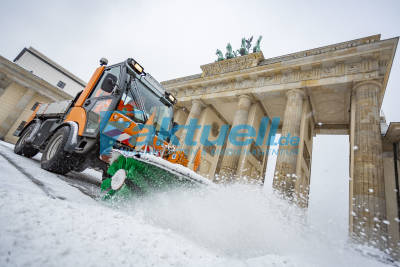 Schneefall in Berlin - Schnee-Räumung am Brandenburger Tor - Schneefall bei 