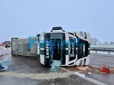 (BB) Stundenlange Vollsperrung der A24 - Tanklastzug mit Transformatoren-Öl verunglückt auf der A24 bei Neuruppin - Fahrer wird schwer verletzt und musste durch die Feuerwehr befreit werden - Umweltamt und Havariedienst
