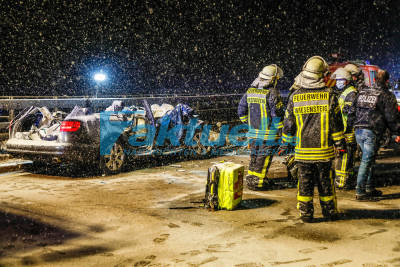 Tödlicher Falschfahrer-Unfall auf A8: Geisterfahrer rast gegen anderen PKW - Rettungseinsatz bei Schneefall und Eiseskälte in der Nacht auf der Schwäbischen Alb -18km Stau - Fahrer reagierte auf Polzei nicht - Fuhr bereits in Bayern falsch auf A8