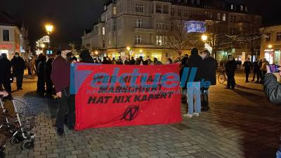 Festnahme (On Tape) bei Corona-Demo - 2 Demos mit rund 1500 Teilnehmer - 4-OTöne - Demozug läuft mit Kerzen und Gesängen durch die Stadt - Pyrotechnik eingesetzt gegen Polizei - Umfangreiches Material