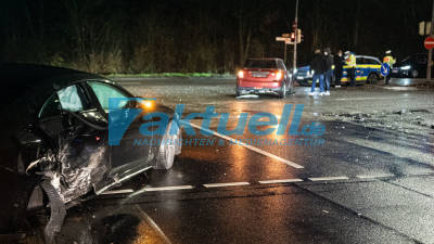 Unfall an Kreuzung Karl Wüst Straße / B27 in Heilbronn - BWM Mini crasht mit Mercedes - Rad von Mercedes abgerissen