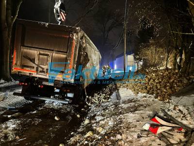 Zwei Glätteunfälle in kurzer Zeit auf L14 zur Landesgrenze Brandenburg/Mecklenburg-Vorpommern – Lkw kippt um – Pkw mit 4 Insassen landet gegen Baum – Rettungskräfte hatten Probleme aufgrund von Straßenglätte zu den Einsatzorten zu kommen