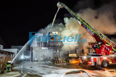 Neujahrsmorgen: Gebäudebrand in Zell unter Aichelberg - Feuer flammt immer wieder auf - Abriss mit Baggern