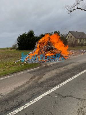 Radensleben: Müllauto mit Altpapier gerät in Brand - Feuerwehr löscht Brand - Ort halb verraucht - Fahrer Lädt Ladung rechtzeitig auf Feld ab