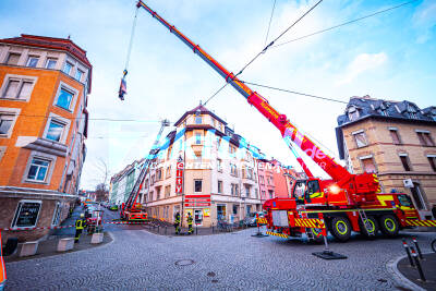 Heftige Sturmböen über Stuttgart reißen Dach ab - Massive Dachteile & Kamin drohen abzustürzen 