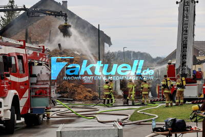 Feuer vernichtet Landwirtschaft im Ortskern: Großalarm für 4 Feuerwehren mit 110 Einsatzkräften, 200.000 € Schaden - Löschwasserentnahme aus Bach