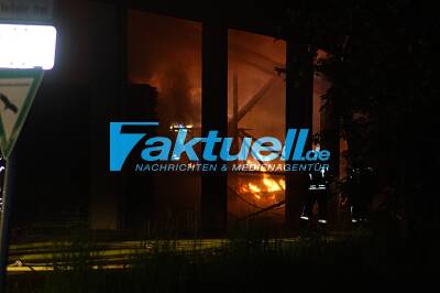 Holzlager einer Möbelfabrik in Flammen - Millionenschaden