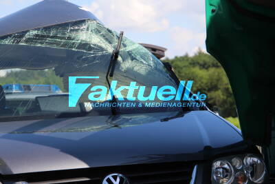Schwerer Verkehrsunfall zwischen LKW und PKW- 1 Person schwerverletzt