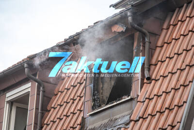 20 Verletzte bei Gebäudebrand: 4 davon schwerverletzt - Feuerwehr muss ausgebrannte Dachgeschosswohnung löschen