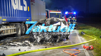 Tödlicher Frontalcrash - Hyundai kracht frontal gegen Actros-LKW - PKW fängt Feuer, Fahrer verbrennt im Fahrzeug - Rettungskräfte können nichtsmehr für den Fahrer tun