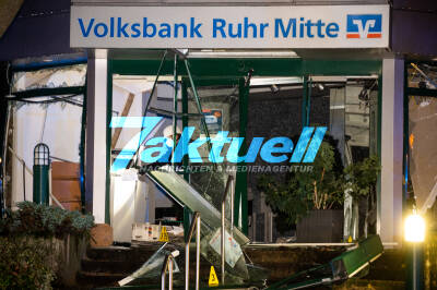 Geldautomat gesprengt - Glasfront zerfetzt - Ruhiges Örtchen wird zur Szenerie von Kriminellen -  4 Täter flüchten in Audi