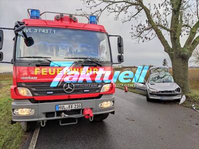 Nauen -Schwerer Unfall am zweiten Weihnachtsfeiertag-Peugeot kracht mit der Fahrerseite gegen Baum - 27-jähriger Fahrer schwer verletzt eingeklemmt-Hubschrauber im Einsatz - Geschenke noch im Kofferraum (OnTape)