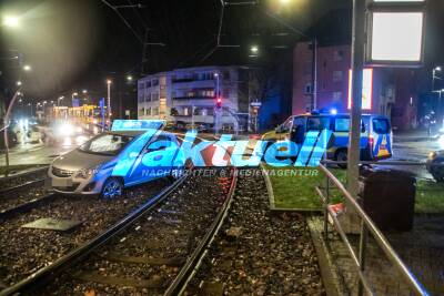 PKW landet in Gleisbett - Stadtbahnverkehr gestört